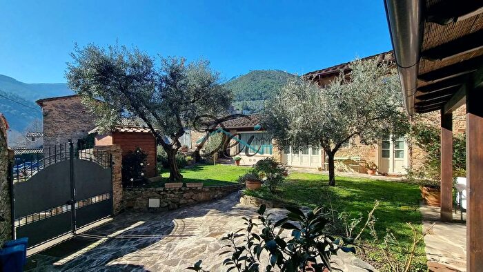 Casa con 15 locali in vendita in Via della Gianna, Capannori