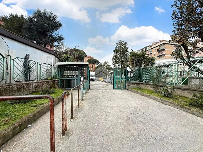 Appartamento quadrilocale in vendita in Via Giustiniano, Napoli