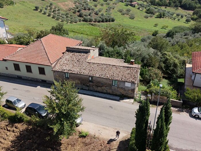 Casa con 7 locali in vendita in Via Cerqueta Snc, Strangolagalli