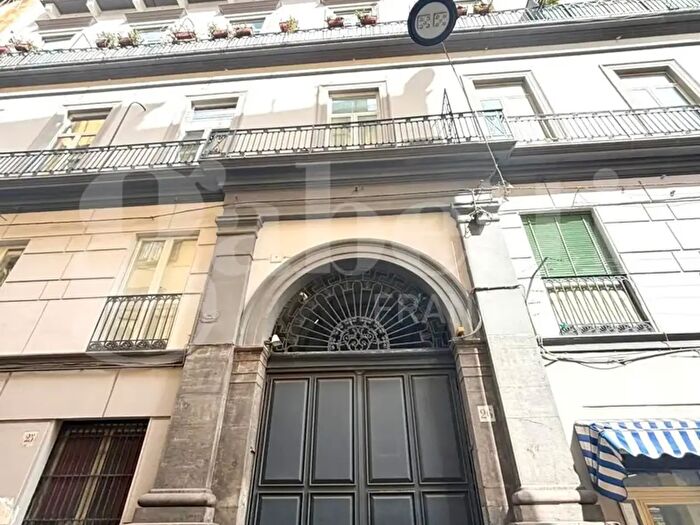 Appartamento con 8 locali in vendita in Via San Carlo alle Mortelle, Napoli