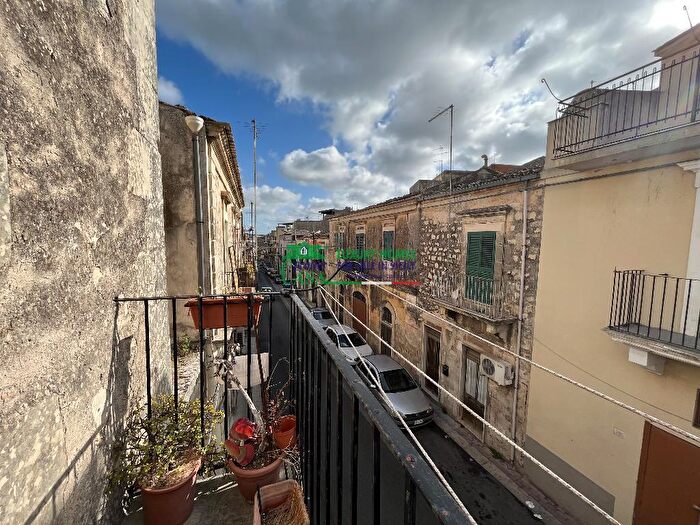 Casa con 7 locali in vendita in Modica