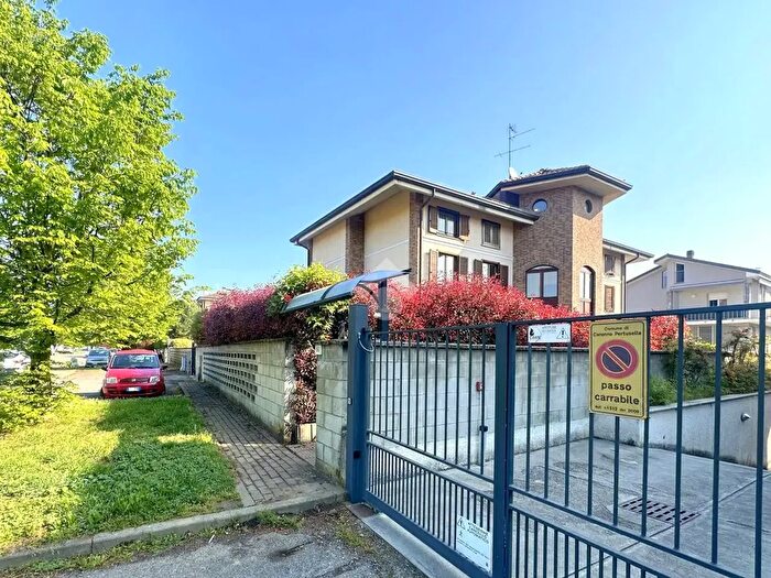 Appartamento trilocale in vendita in Via Silone, Caronno Pertusella