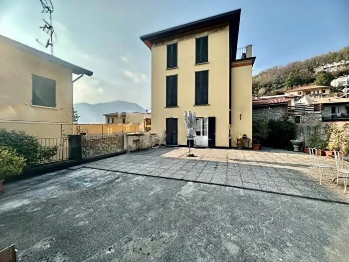 Casa con 13 locali in vendita in Via Roma, Proserpio