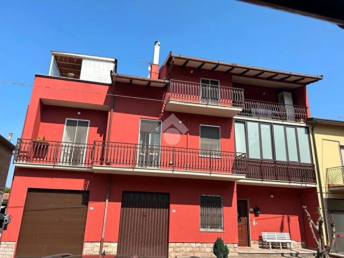 Appartamento trilocale in vendita in Via Caprara Bassa, Deruta