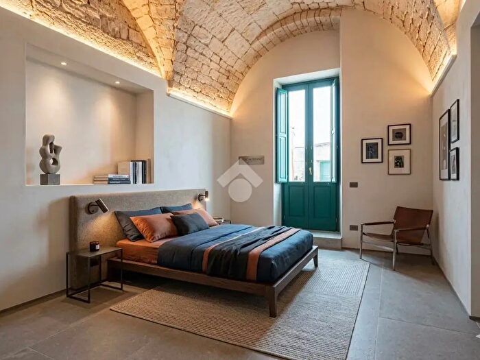 Casa con 17 locali in vendita in Via Giulio Antonio Acquaviva d'Aragona, Conversano