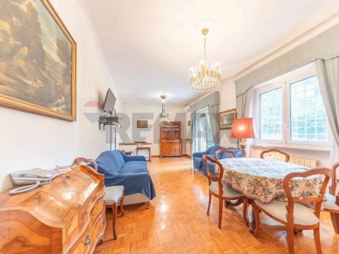 Appartamento quadrilocale in vendita in Via Molveno, Roma