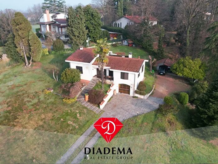 Casa quadrilocale in vendita in Via Besnate, Jerago Con Orago