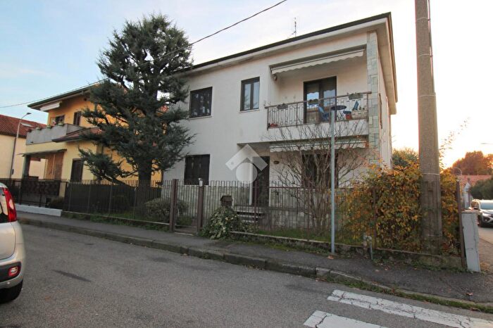 Casa con 6 locali in vendita in Via Ferrarin, Rho