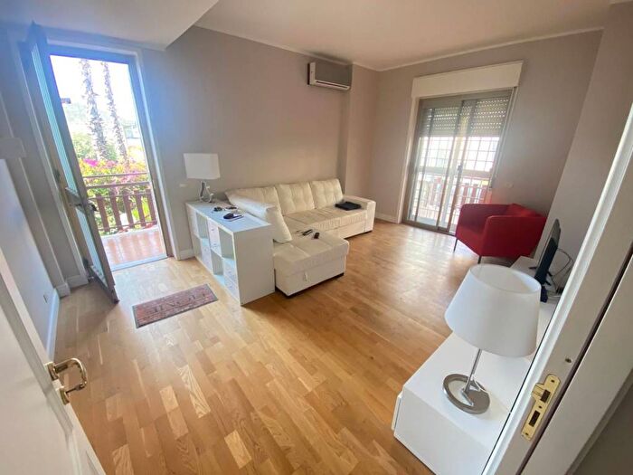Appartamento bilocale in affitto in Via Scalazza, Aci Trezza, Aci Castello