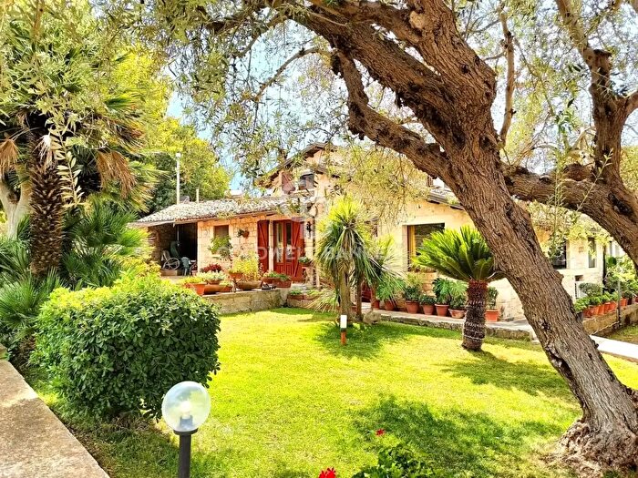 Casa con 6 locali in vendita in Via Vanella C, Modica