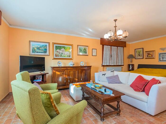 Casa con 9 locali in vendita in Via Fontanazze, Codogne