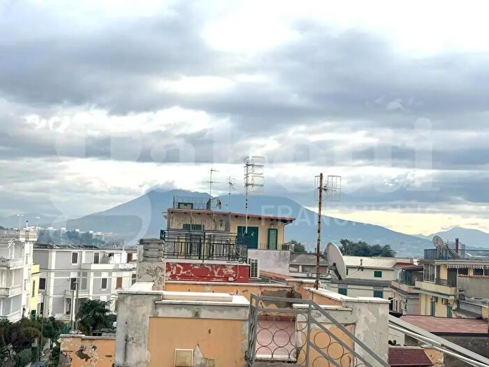 Casa con 10 locali in vendita in Via Carlo De Marco, Napoli