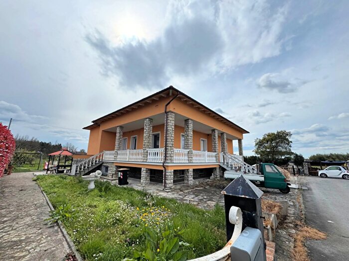 Casa con 9 locali in vendita in Altopascio