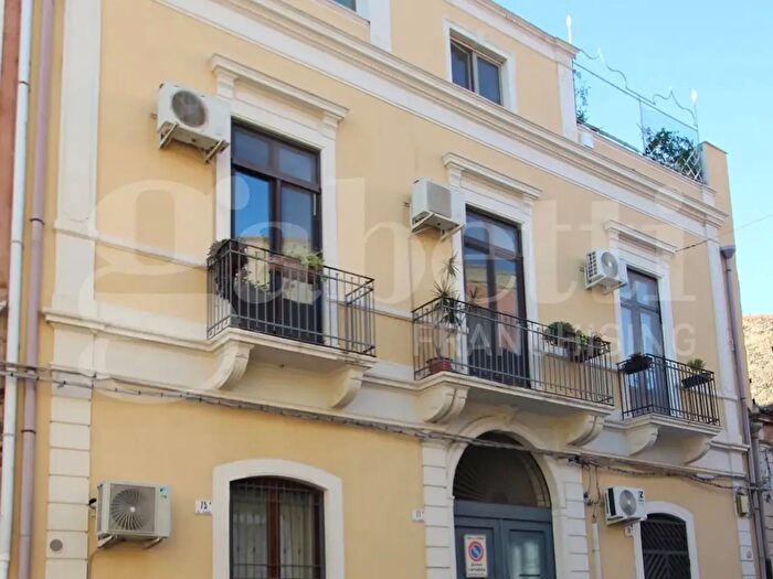 Appartamento trilocale in vendita in Via Cavaliere, Catania