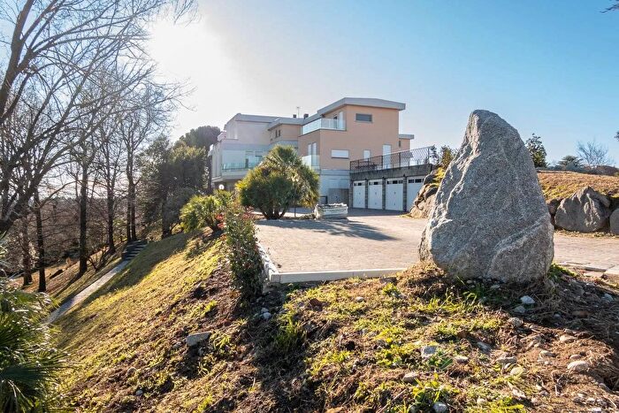 Casa con 5 locali in vendita in Montevecchia