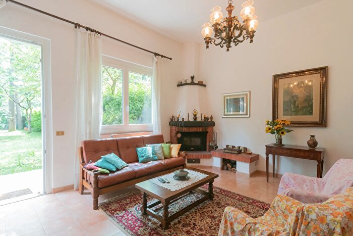 Casa quadrilocale in vendita in Via Fratelli Kennedy, Venegono Superiore