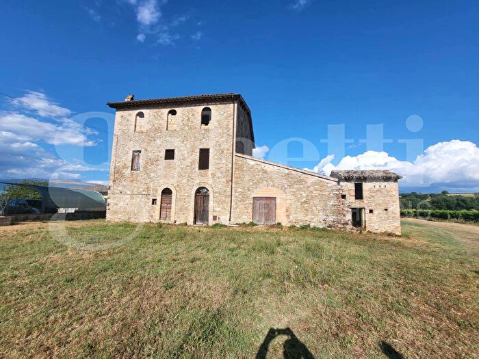 Casa quadrilocale in vendita in Via dellAttone Snc, Bevagna