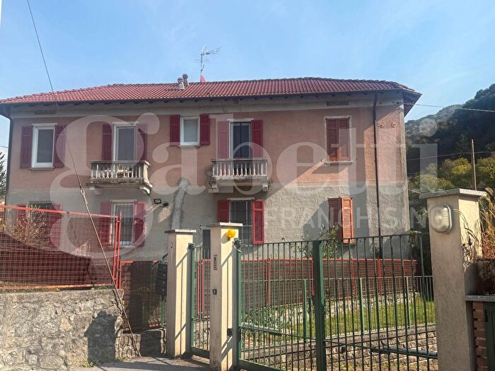Casa con 6 locali in vendita in Via Fornaci Snc, Valbrona