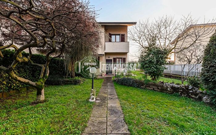 Casa quadrilocale in vendita in Via V Pratolini, Vimercate