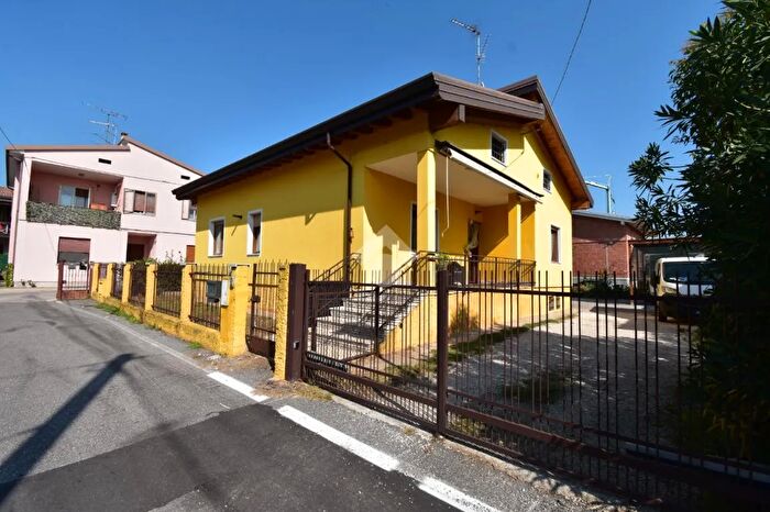 Casa quadrilocale in vendita in Via Cepari, Castiglione Delle Stiviere