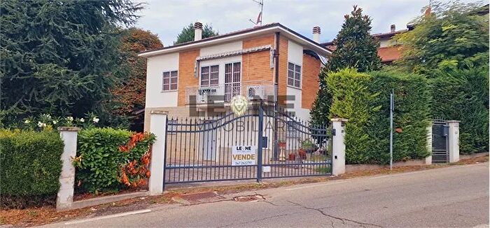 Casa con 9 locali in vendita in Marano Sul Panaro