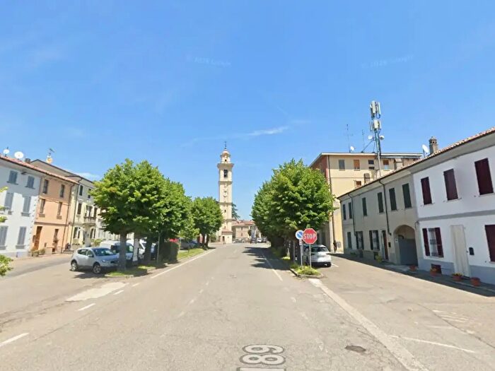 Appartamento trilocale in affitto in Via Corti, Rovescala