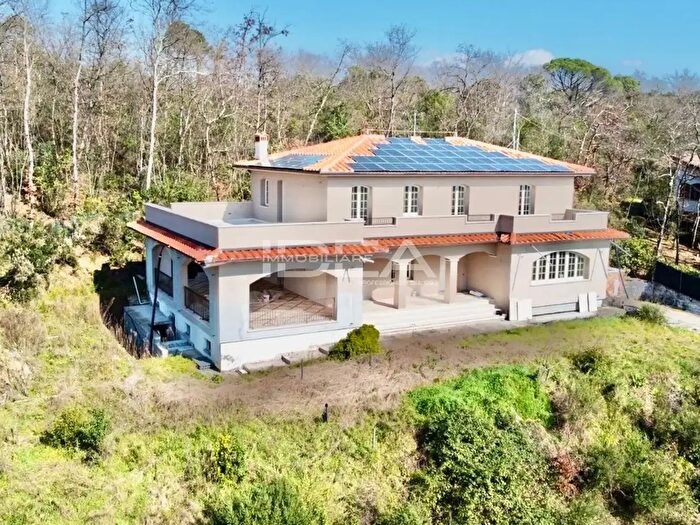 Casa con 6 locali in vendita in Via Montebonelli, Lucca