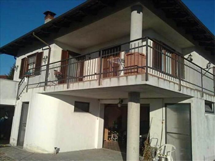 Casa con 6 locali in vendita in Dorzano