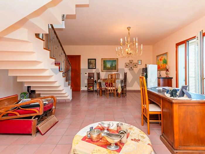 Appartamento con 6 locali in vendita in Via Carlo Cattaneo, Francofonte