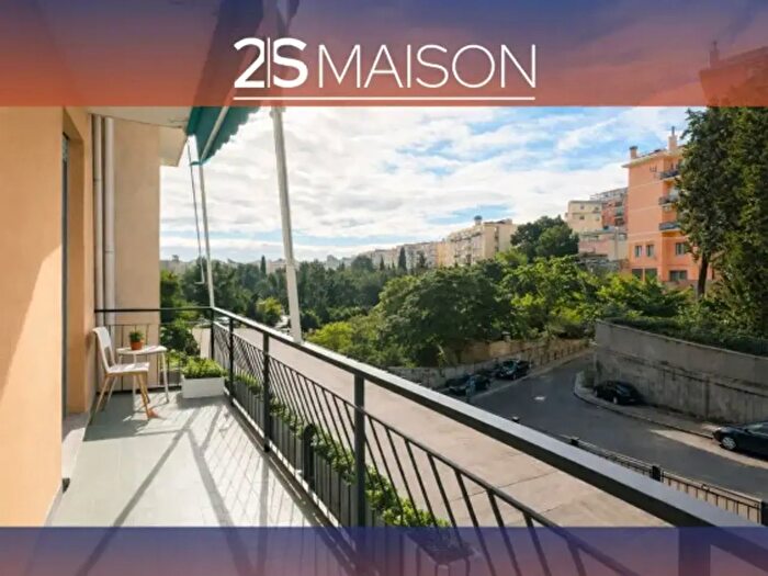 Appartamento con 6 locali in vendita in Via Silvio Lagustena, Genova