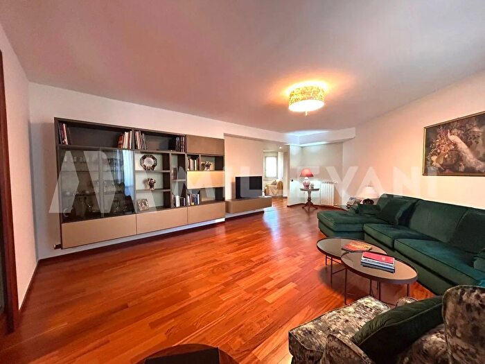 Appartamento con 8 locali in vendita in Via Trapani Rocciola, Modica