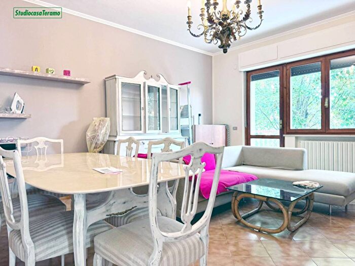 Appartamento quadrilocale in affitto in Via Giovanni Melarangelo, Centro, Teramo