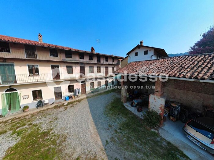 Casa con 5 locali in vendita in Via Pioglio, Roppolo
