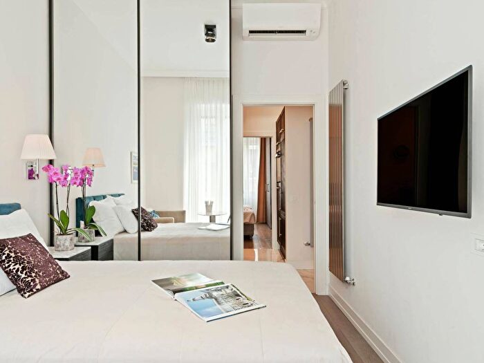 Appartamento trilocale in affitto in Via Eugenio Carpi, Casoretto, Milano