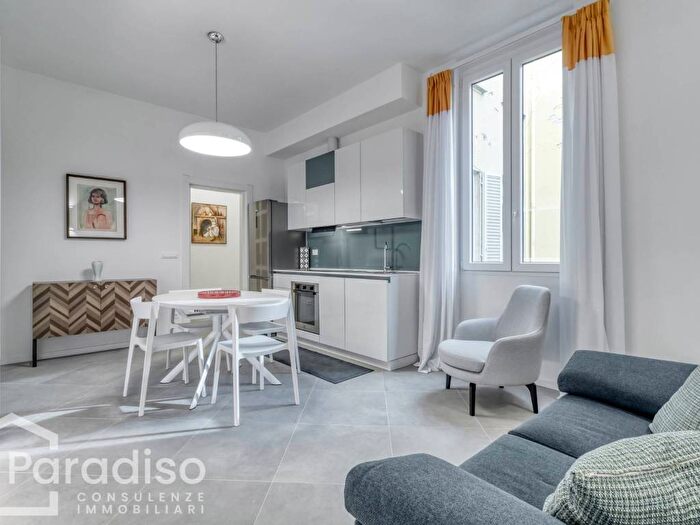 Appartamento trilocale in affitto in Via Luigi Carlo Farini, Centro Storico, Bologna