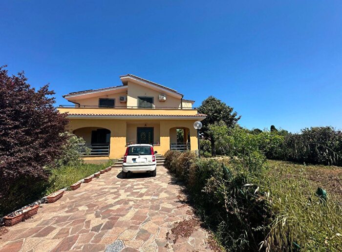 Casa quadrilocale in vendita in Via Vulcano, Aprilia