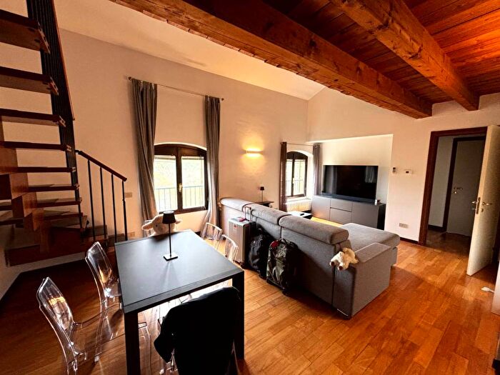 Appartamento quadrilocale in affitto in Via Moncucco, Famagosta, Milano