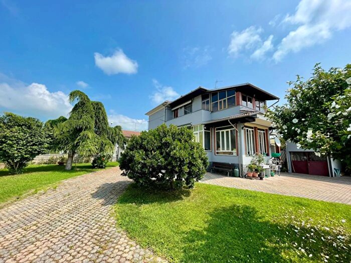 Casa con 8 locali in vendita in Via Vittorio Emanuele II Vinzaglio, Vinzaglio