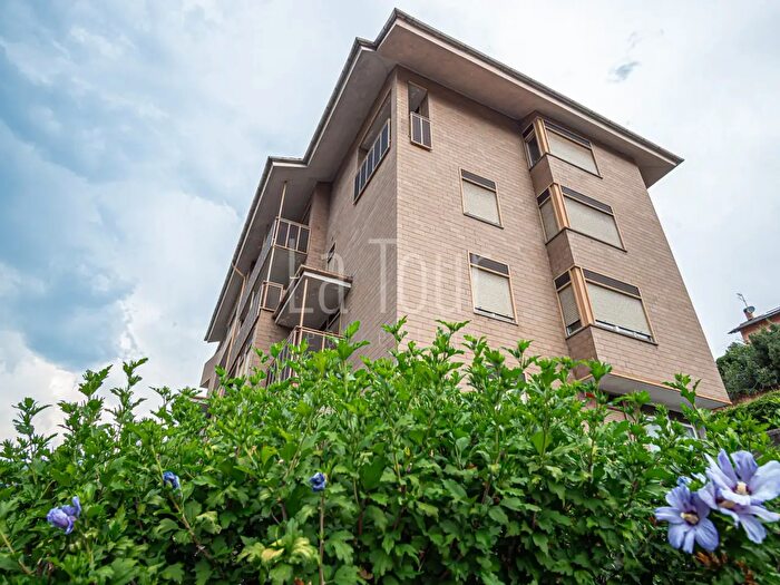 Appartamento con 8 locali in vendita in Via GSBernardo, Aosta