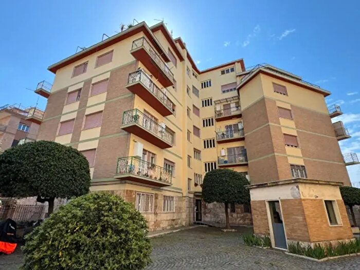 Appartamento trilocale in vendita in Piazza Calipso, Roma