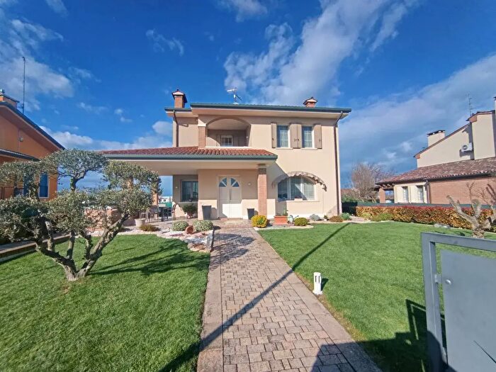 Casa quadrilocale in vendita in Roveredo Di Gua