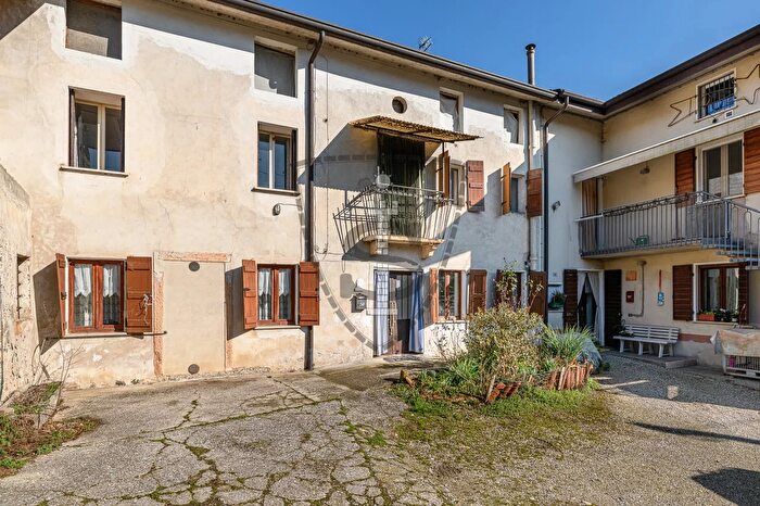 Casa con 6 locali in vendita in Via Paroli, Salcedo