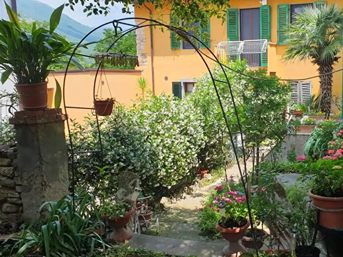 Casa quadrilocale in vendita in Via di Davanzello, Calenzano