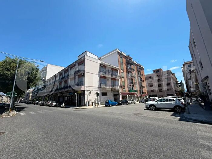 Appartamento trilocale in vendita in Via La Farina, Messina
