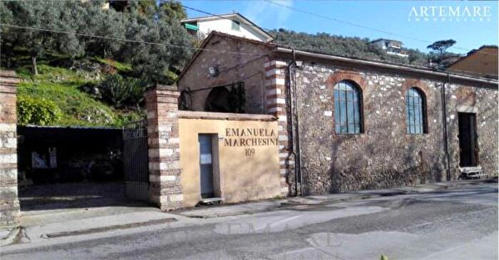 Casa quadrilocale in vendita in Pietrasanta