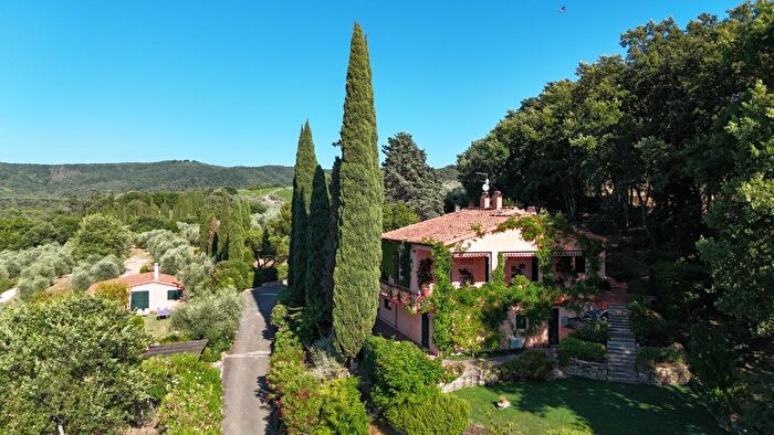 Casa con 8 locali in vendita in Castagneto Carducci