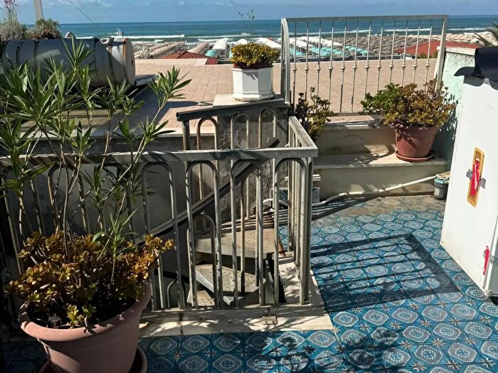 Casa con 6 locali in affitto in Viareggio