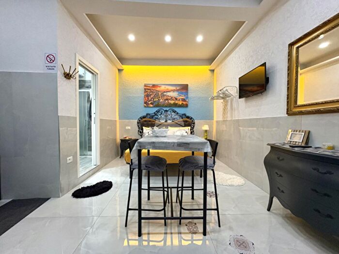 Appartamento monolocale in affitto in Via Antonio Villari, Napoli
