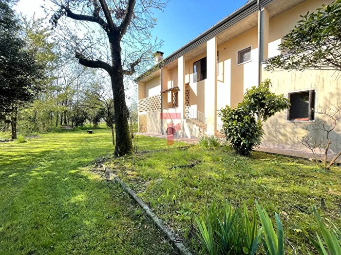 Casa con 6 locali in vendita in Via Monte Grappa, Limena