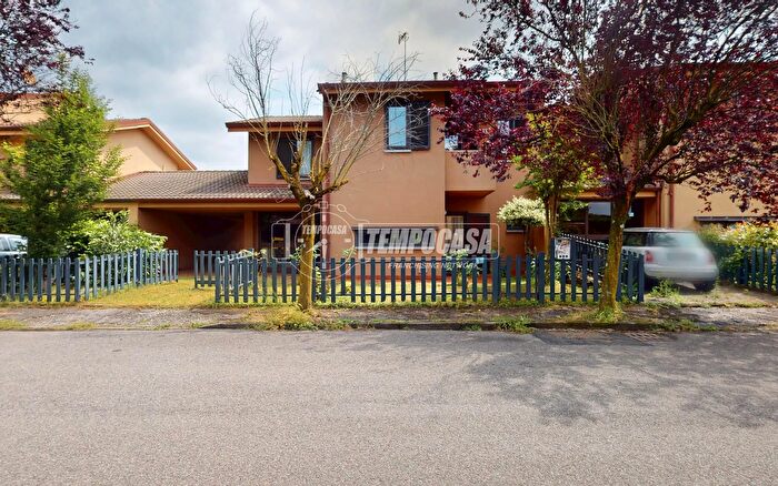 Casa quadrilocale in vendita in Via delle Ortensie, Besana In Brianza